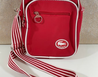 Petit sac à bandoulière Lacoste rouge vintage Messager sport bandoulière réglable en toile rayée à trois compartiments