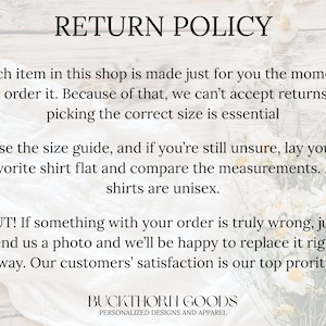 Puede incluir: Una imagen de pol&iacute;tica de devoluciones con texto negro sobre un fondo claro decorado con tela blanca y flores. El texto dice: RETURN POLICY. Cada art&iacute;culo en esta tienda se fabrica especialmente para usted en el momento de su pedido.