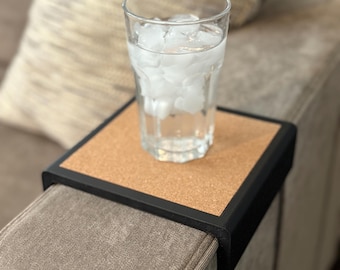 Lovesac Sactional Arm Table: スクエアアームレスト用のロープロファイルソファコースター