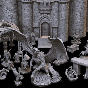Può includere: Una collezione di figurine fantasy in miniatura grigie e strutture di castelli. Il set include un grande drago, vari personaggi, un castello e altri elementi architettonici. Ideale per giochi da tavolo o esposizioni.