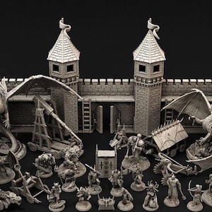 Może przedstawiać: Kolekcja niepomalowanych szarych figurek miniaturowych i modułowych elementów terenu zamkowego. Zestaw zawiera dwa skrzydlate smoki, różnych opancerzonych wojowników, machiny oblężnicze oraz fortyfikacje z wieżami, bramami i drewnianymi drabinami.