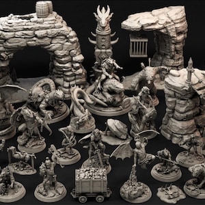 Op de afbeelding: Een verzameling ongeverfde grijze miniatuurfiguurtjes en terreinstukken voor tabletop-spellen. De set bevat draakvormige bogen, stenen structuren, een touwbrug, een mijnkarretje en diverse fantasiewezens in dynamische houdingen.