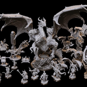 Puede incluir: Una colección de miniaturas de fantasía grises, que incluye un dragón de tres cabezas, varias figuras, armas de asedio y un huevo de dragón. Los modelos detallados están dispuestos sobre un fondo negro, mostrando una variedad de elementos de fantasía.