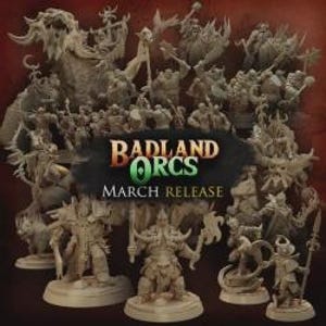 Peut inclure: Un ensemble de figurines miniatures beiges représentant des Orcs, avec diverses armes et armures. L'image comprend le texte "BADLAND ORCS MARCH RELEASE" dans une police stylisée, sur un fond dégradé rouge foncé. Les figurines sont détaillées.