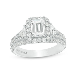 Puede incluir: Un anillo de compromiso de plata con una gran piedra central de corte esmeralda rodeada de piedras redondas más pequeñas. La banda también está engastada con piedras redondas más pequeñas y presenta un trío de piedras triangulares a cada lado de la piedra central. El anillo está grabado con las palabras "Wang Love".