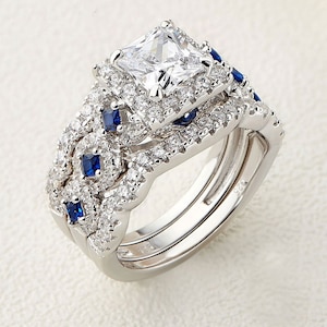 Conjunto de anéis Vera Wang Love Collection com trio de diamantes de 1 quilate com lapidação princesa. Atraentes anéis de noivado e casamento com cravação em canal antigo. Conjunto de anéis deslumbrante.
