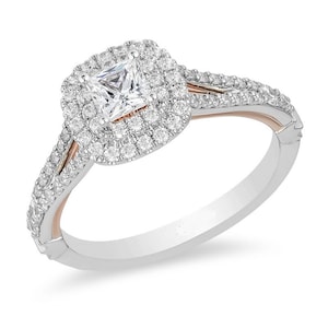 Op de afbeelding: Een verlovingsring met een vierkante diamant en een dubbele halo van kleinere diamanten. De ring is gezet in witgoud met een roségouden band.