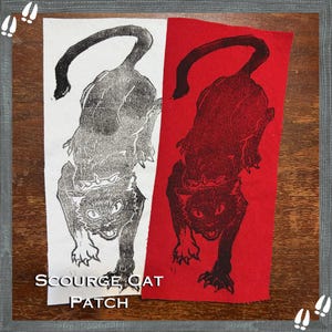以下が含まれることがあります： 黒猫のデザインのパッチ。白黒と赤の2つに分かれています。猫は王冠をかぶっており、下には「Scourge Cat Patch」という文字が印刷されています。
