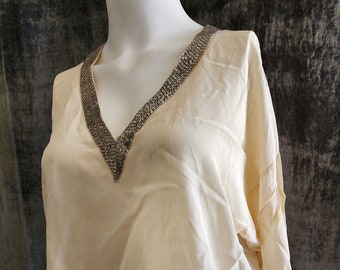 Blusa de seda color crema con cuentas