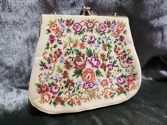 1950s Embroidered Flower Purse - image 1