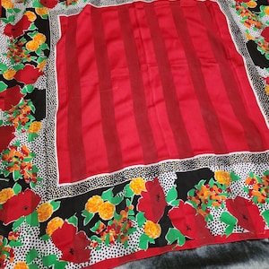 Bufanda de flores rojas y negras