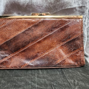 Cartera sobre de piel de serpiente marrón