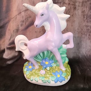 Estatua de unicornio morado retro pintada a mano