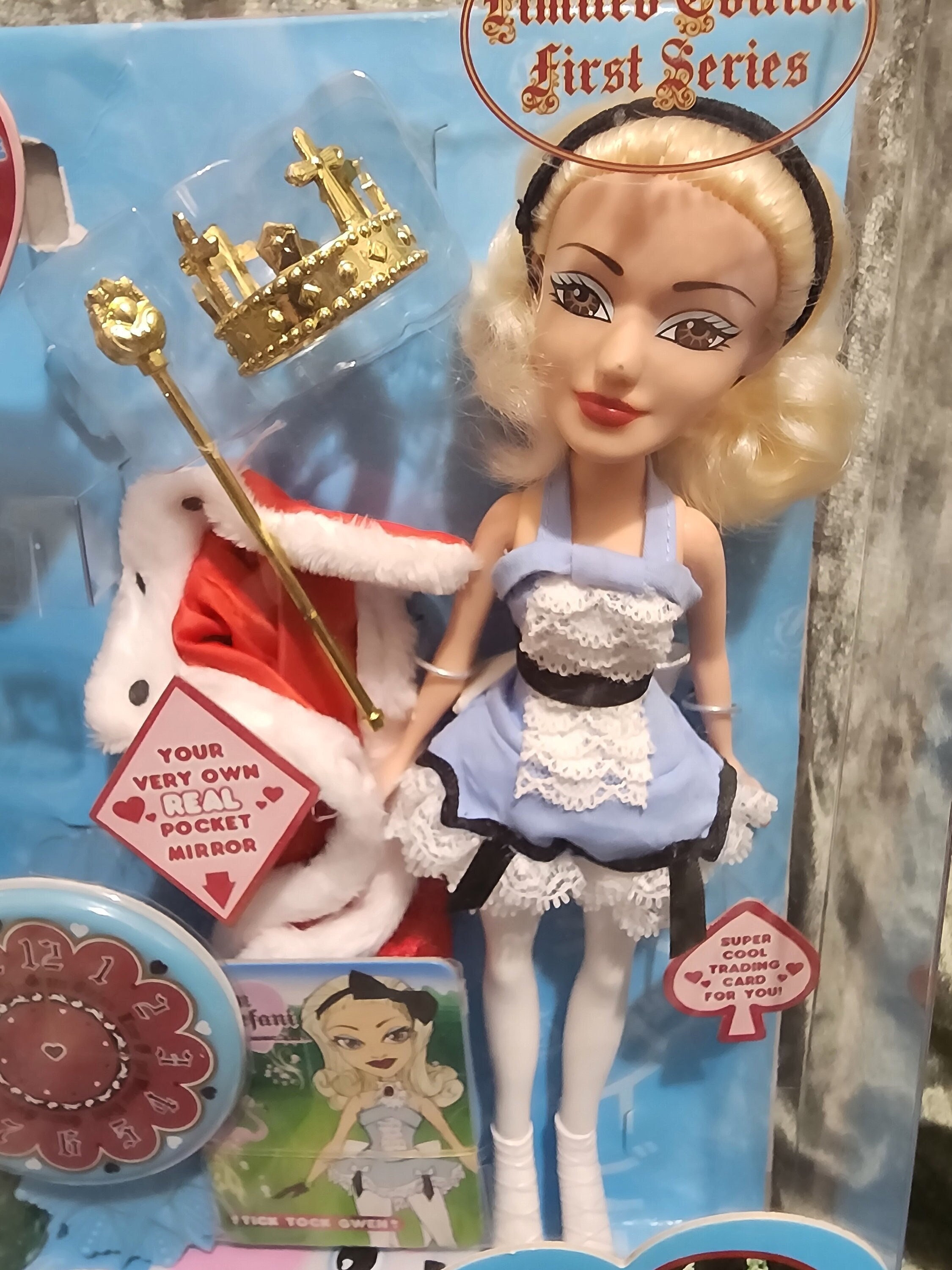Poupée Gwenaelle - Jolie Poupée D'occasion En Bon état Général