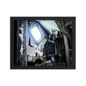 Interno di una chiesa abbandonata in un poster incorniciato