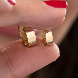 Dicke Huggies Ohrringe 10K Gold, schlichte Creolen massiv Gold, auffälliger minimalistischer Schmuck, Alltagsschmuck, breite Huggies Ohrringe