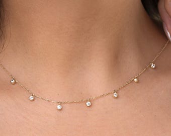 Dinglande diamanthalsband 10K guld, Station CZ-halsband massivt guld, diamantstationshalsband, multidiamantchoker, CZ-bezelhalsband present