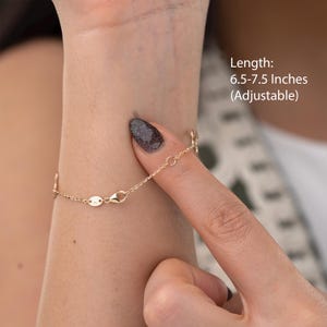 Puede incluir: Un brazalete de cadena dorada con cierre de langosta. El brazalete es ajustable y mide de 16,5 a 19 cm de largo.