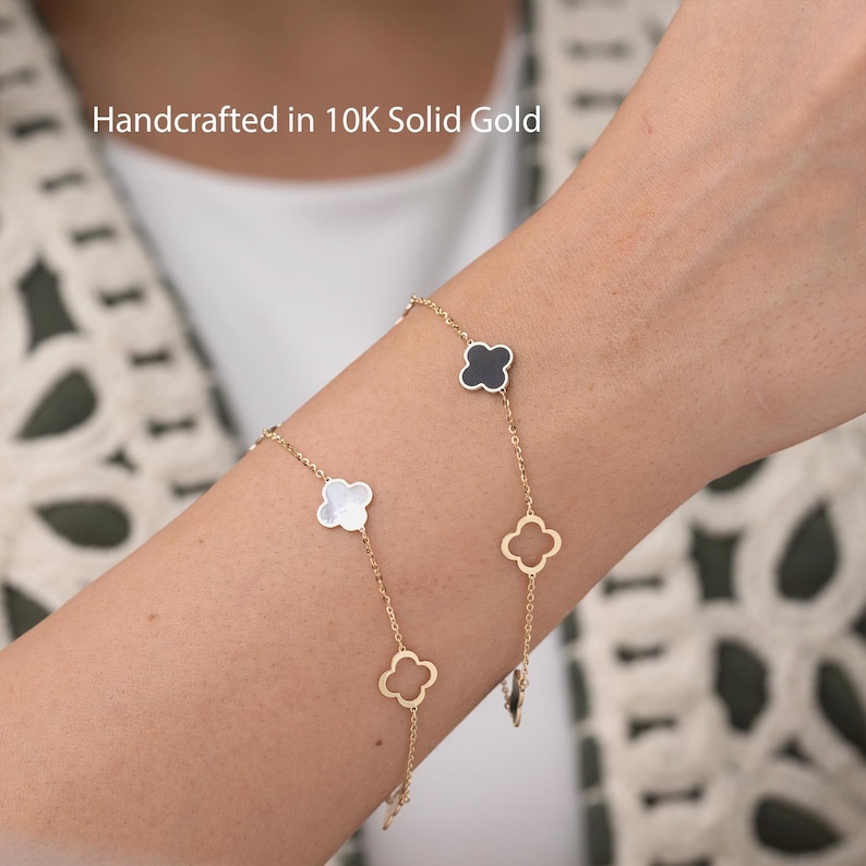 Puede incluir: Dos pulseras de oro, cada una con cuatro dijes de tr&eacute;bol. Una pulsera tiene tr&eacute;boles de esmalte negro, mientras que la otra tiene tr&eacute;boles de esmalte blanco. Ambas pulseras est&aacute;n hechas a mano en oro s&oacute;lido de 10 quilates.