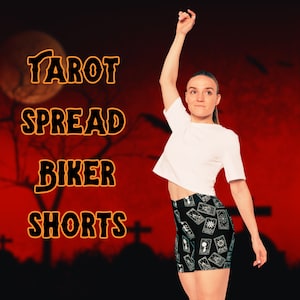 Pantaloncini da motociclista con diffusione dei Tarocchi - Design mistico in bianco e nero - Abbigliamento da strega - Finitura in finta pelle scamosciata - Attrezzatura da palestra Goth - Regalo per ragazze dei Tarocchi
