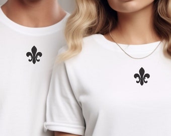 ゆったりとしたフィット感と美しい紋章ユリの刺繍が施されたユニセックス T シャツ