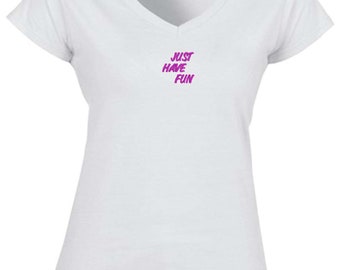 刺繍が美しいレディース白VネックTシャツ