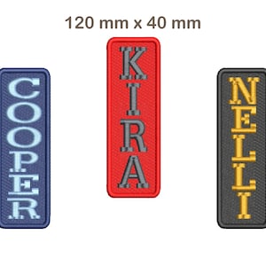 Op de afbeelding: Drie geborduurde patches met rechthoekige vormen. De patches zijn marineblauw, rood en zwart. De marineblauwe patch zegt "COOPER" in wit. De rode patch zegt "KIRA" in grijs. De zwarte patch zegt "NELLI" in goud. Elke patch is 12 cm x 4 cm.