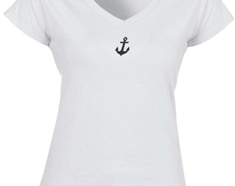 V ネックと美しい Ancker 刺繍が施された女性用の白い T シャツ