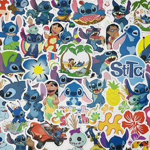 Puede incluir: Una colecci&oacute;n de pegatinas coloridas con el personaje de dibujos animados Stitch de la pel&iacute;cula de Disney Lilo & Stitch. Las pegatinas muestran a Stitch en varias poses y expresiones, incluyendo a Stitch con un collar de flores, Stitch sosteniendo una pi&ntilde;a y Stitch con su caracter&iacute;stica sonrisa traviesa. Las pegatinas son perfectas para agregar un toque de magia de Disney a las computadoras port&aacute;tiles, botellas de agua, cuadernos y m&aacute;s.