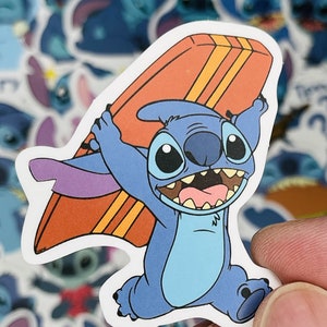 Puede incluir: Un personaje de dibujos animados azul con ojos grandes y una sonrisa de dientes, sosteniendo una tabla de surf naranja brillante con rayas amarillas. El personaje est&aacute; corriendo y tiene una cinta morada atada alrededor de su brazo.