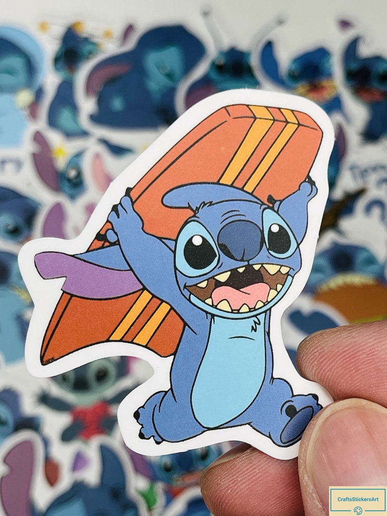 Puede incluir: Un personaje de dibujos animados azul con ojos grandes y una sonrisa de dientes, sosteniendo una tabla de surf naranja brillante con rayas amarillas. El personaje est&aacute; corriendo y tiene una cinta morada atada alrededor de su brazo.