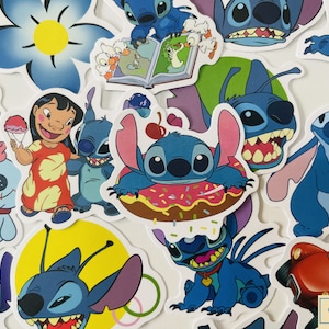 Puede incluir: Una colecci&oacute;n de pegatinas coloridas con el personaje de dibujos animados Stitch de la pel&iacute;cula de Disney Lilo & Stitch. Las pegatinas muestran a Stitch en varias poses, incluyendo comiendo una dona, usando un collar de flores y sosteniendo un libro. Las pegatinas son perfectas para agregar un toque de magia de Disney a tus pertenencias.