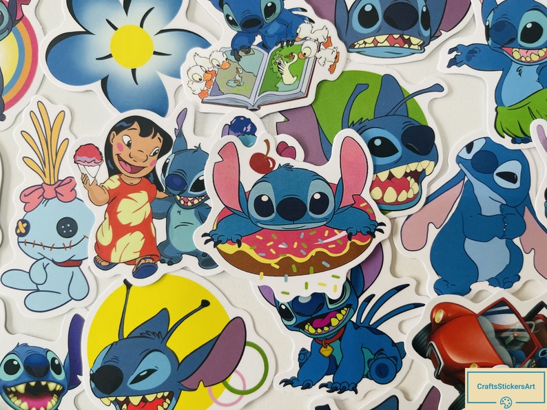 Puede incluir: Una colecci&oacute;n de pegatinas coloridas con el personaje de dibujos animados Stitch de la pel&iacute;cula de Disney Lilo & Stitch. Las pegatinas muestran a Stitch en varias poses, incluyendo comiendo una dona, usando un collar de flores y sosteniendo un libro. Las pegatinas son perfectas para agregar un toque de magia de Disney a tus pertenencias.