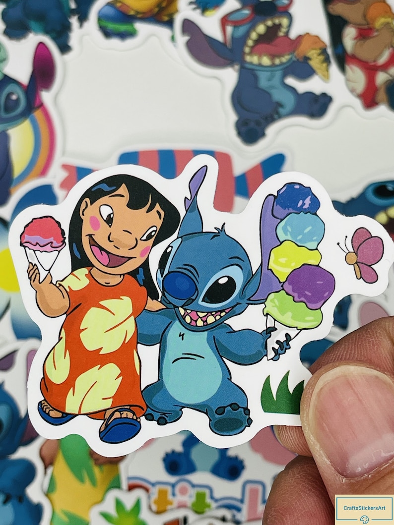 Puede incluir: Una pegatina con Lilo y Stitch de la pel&iacute;cula de Disney Lilo & Stitch. Lilo lleva un vestido rojo y amarillo y sostiene un hielo raspado azul, rosa y blanco. Stitch lleva su caracter&iacute;stico pelaje azul y sostiene un hielo raspado multicolor. La pegatina est&aacute; sobre un fondo blanco.