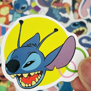 Puede incluir: Un personaje de dibujos animados azul y morado con un fondo amarillo. El personaje tiene una gran sonrisa con dientes y mira hacia la derecha. El personaje es de la pel&iacute;cula de Disney Lilo & Stitch.