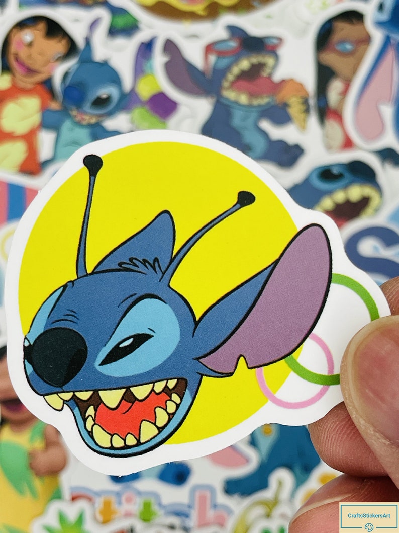 Puede incluir: Un personaje de dibujos animados azul y morado con un fondo amarillo. El personaje tiene una gran sonrisa con dientes y mira hacia la derecha. El personaje es de la pel&iacute;cula de Disney Lilo & Stitch.