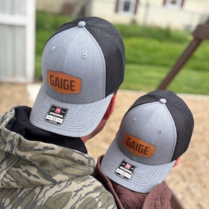 Conjunto de bonés trucker Richardson 112 para jovens e adultos, com fecho de pressão na parte traseira em tela, etiqueta de couro legítimo costurada e nome personalizado.