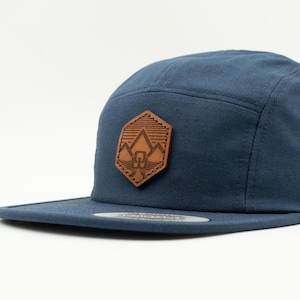 Gorra con parche de cuero Yupoong 7005 - Wingcrest - Cinco paneles para amantes de las aventuras y las actividades al aire libre en Colorado