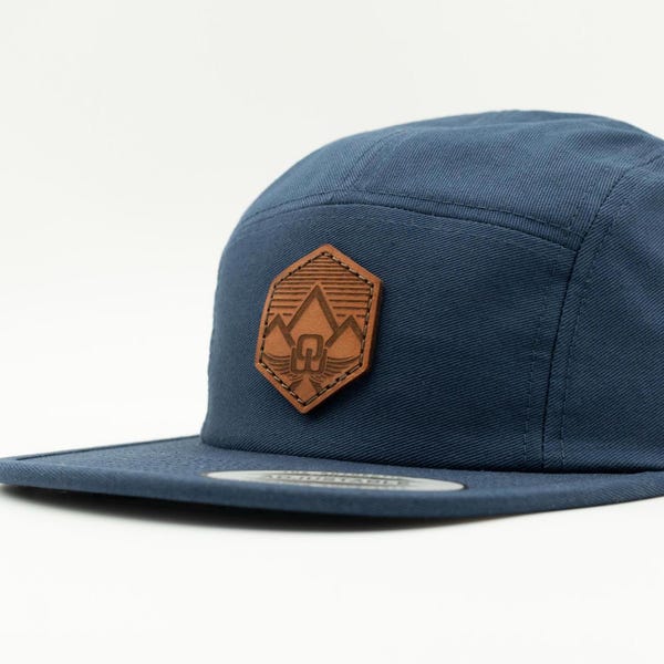 Cappellino con toppa in pelle Yupoong 7005 - Wingcrest - Cinque pannelli per gli amanti dell'avventura e dell'aria aperta in Colorado