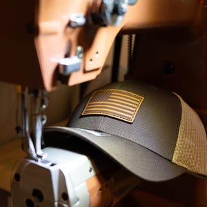 Richardson 115 Kleiner unauffälliger US Flagge Patch Hut mit genähtem echtem Leder - Made in USA, Laser graviertes echtes Leder