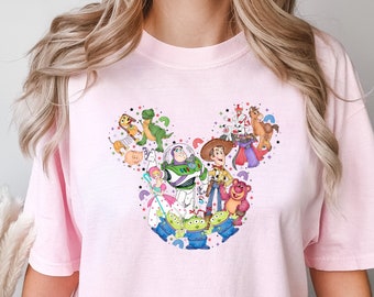 Camiseta Comfort Colors® Mickey Toy Story, camiseta Disneyland Toy Story, camiseta You Ve Got A Friend In Me, camiseta com personagens do filme Toy Story