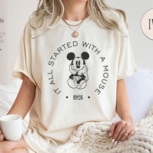Comfort Colors® Alles begann mit einem Maus-Shirt, Disney 1928 Shirt, Süßes Disney Shirt, Disney Fan Geschenk, Disney Micky Maus Shirt