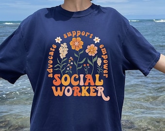 Camisa de trabajador social Comfort Colors®, camisa de trabajador social de flores, graduación de estudiante, trabajador social escolar, regalo para trabajador social