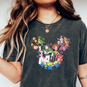 Comfort Colors® Musse Pigg Toy Story-tröja, Disneyland Toy Story-tröja, You've Got A Friend In Me-tröja, Toy Story-filmkaraktärer-tröja bild 2