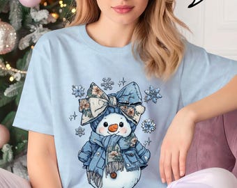 Comfort Colors® Denim snögubbe-T-shirt, snöflingetröja, vinterkvinnatröja, julhelgskjorta, söt snögubbetröja, julsnögubbetröja