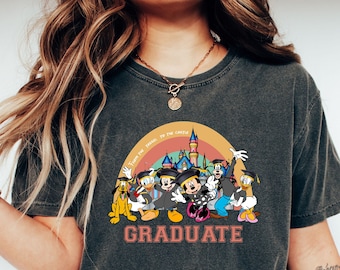 Camiseta de graduación de Mickey y sus amigos arcoíris de Comfort Colors®, camiseta de graduación 2025, regalo de graduación, camiseta de graduación de Mickey y compañía, graduación de Disney