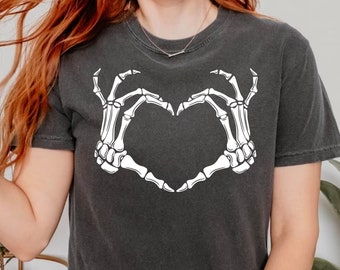 Comfort Colors® Skeletthand Herz Shirt, Skelett-Halloween-Shirt, Skelett-Shirt, Herz-Shirt, Skeletthand-Shirt