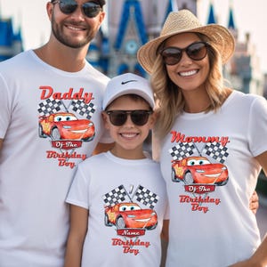 Puede incluir: Una familia de tres personas con camisetas blancas con un gr&aacute;fico de un coche de carreras rojo y el texto "Pap&aacute; del ni&ntilde;o de cumplea&ntilde;os", "Mam&aacute; del ni&ntilde;o de cumplea&ntilde;os" y "Nombre del ni&ntilde;o de cumplea&ntilde;os".