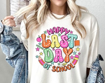 Comfort Colors® ハッピー最終学校日 T シャツ、レトロな先生シャツ、最終学校日、先生シャツ、おもしろい先生シャツ、先生へのギフト