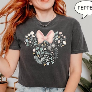 Camiseta Comfort Colors® Disney Minnie Mouse, Camiseta Floral Minnie, Presente para Amantes da Natureza, Camiseta Minnie, Camiseta com Laço Minnie